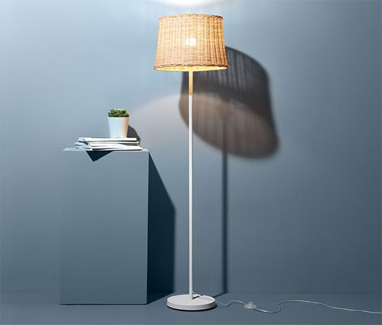 Dekoracyjna lampa stojąca z plecionki wiklinowej